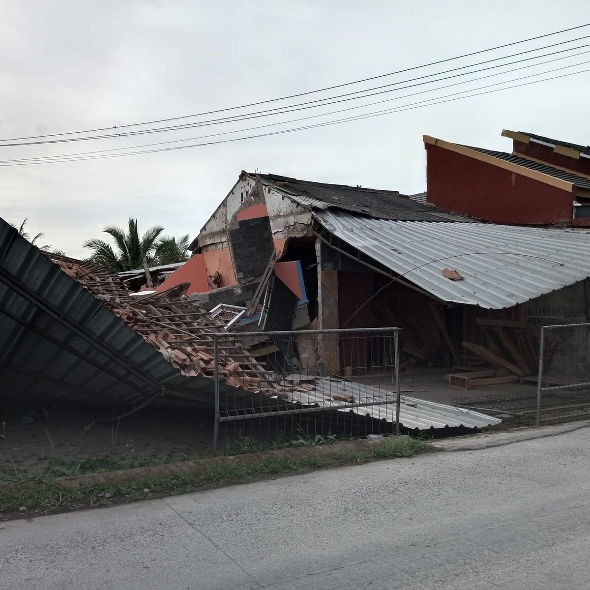 WorldVisionAus's tweet photo. JAVA: World Vision is on the ground in #WestJava assessing the damage and needs, and distributing tarpaulins and masks after a 5.6 magnitude #earthquake devastated homes and buildings in the Cianjur Regency, and claimed more than 160 lives. https://t.co/6pZ5jN1jh1