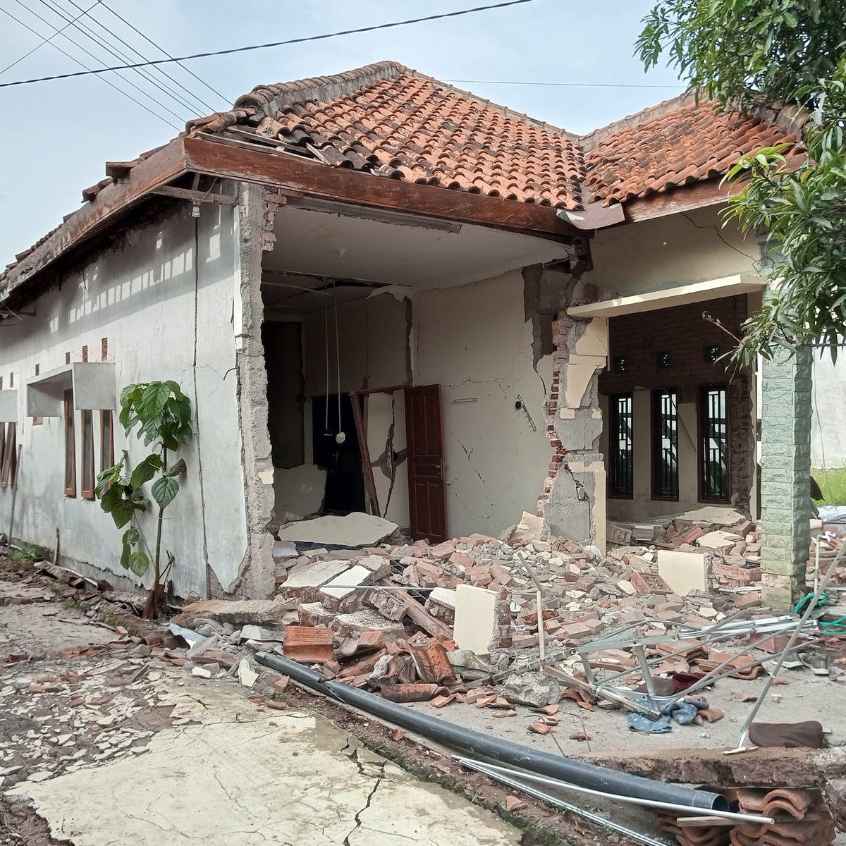 WorldVisionAus's tweet photo. JAVA: World Vision is on the ground in #WestJava assessing the damage and needs, and distributing tarpaulins and masks after a 5.6 magnitude #earthquake devastated homes and buildings in the Cianjur Regency, and claimed more than 160 lives. https://t.co/6pZ5jN1jh1