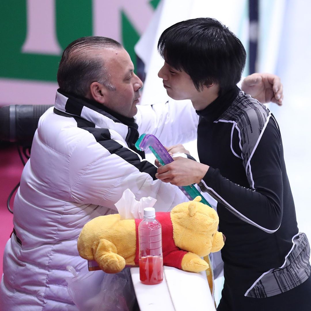Mary0623888's tweet photo. Happy birthday to you, Mr. Ghislain! 🎂🎂🎁🎁🎉🎉
     Thank you for keeping yuzu company for a long time. I will often think of the picture of you hugging 😭😭
#羽生結弦選手 #Ghislain #HANYUYUZURU https://t.co/H0g1GdCluR