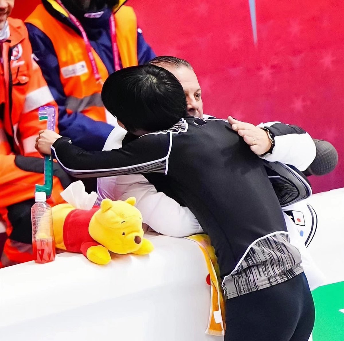 Mary0623888's tweet photo. Happy birthday to you, Mr. Ghislain! 🎂🎂🎁🎁🎉🎉
     Thank you for keeping yuzu company for a long time. I will often think of the picture of you hugging 😭😭
#羽生結弦選手 #Ghislain #HANYUYUZURU https://t.co/H0g1GdCluR