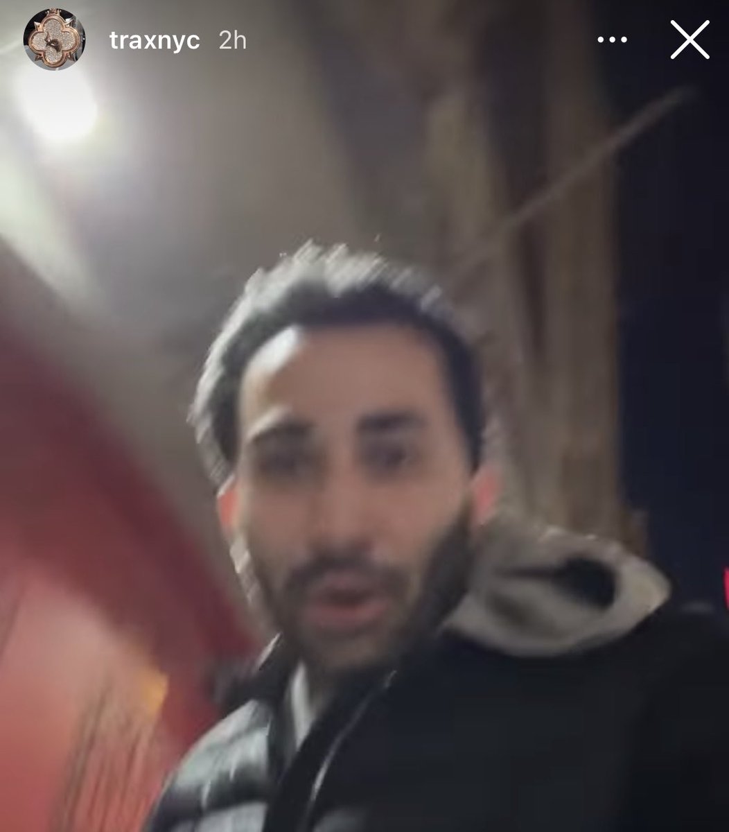 guzmanchecc's tweet image. This mf always got a problem with someone every time I watch his story. Someone gotta help him run his jewelry business at this point, big bro chasing away all the customers