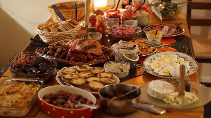 royals_cafe's tweet photo. 👑Hi! @coffeelipsjoe there's an order for you!
☕: smörgåsbord
💌: don't catch cold, okay? sending warm fuzzy sweater hugs and christmas' glow of multi-colored fairylights right to sweden. take care. jag älskar dig. <3 https://t.co/N4cfzZV35L