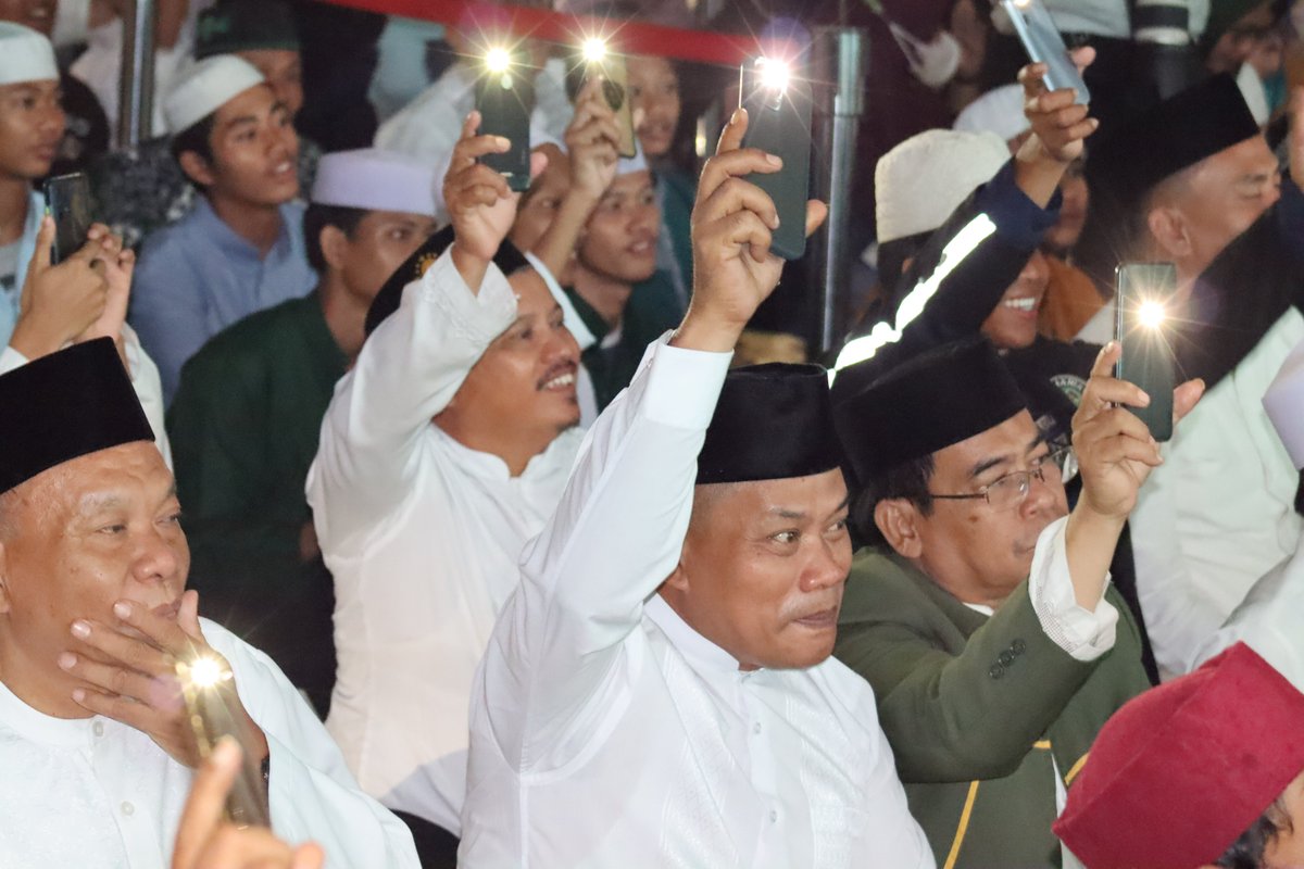 sutiknopkb's tweet photo. Bershalawat bersama #GusAzmi, @cakiminow dan Buya @saidaqilsiroj53 dalam acara Maulidur Rasul di halaman kantor DPP PKB, Jakarta

#shalawat #gusazmi #cakimin #buyasaidaqilsiradj #sutiknopkb #sutikno https://t.co/B86AW9oPgC