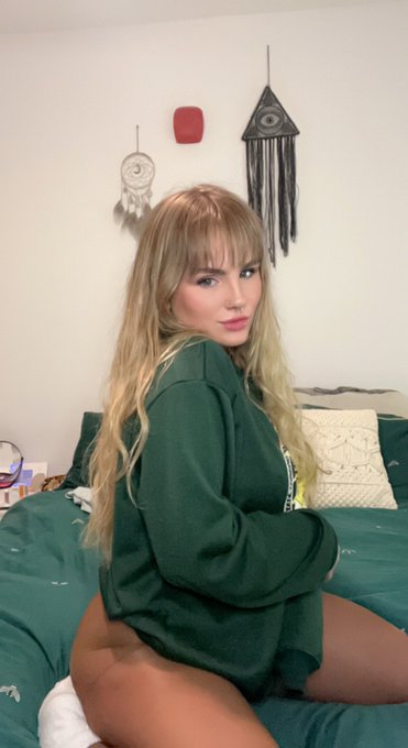 Hehe it&rsquo;s sweater season https://t.co/3mm0pTI7H6