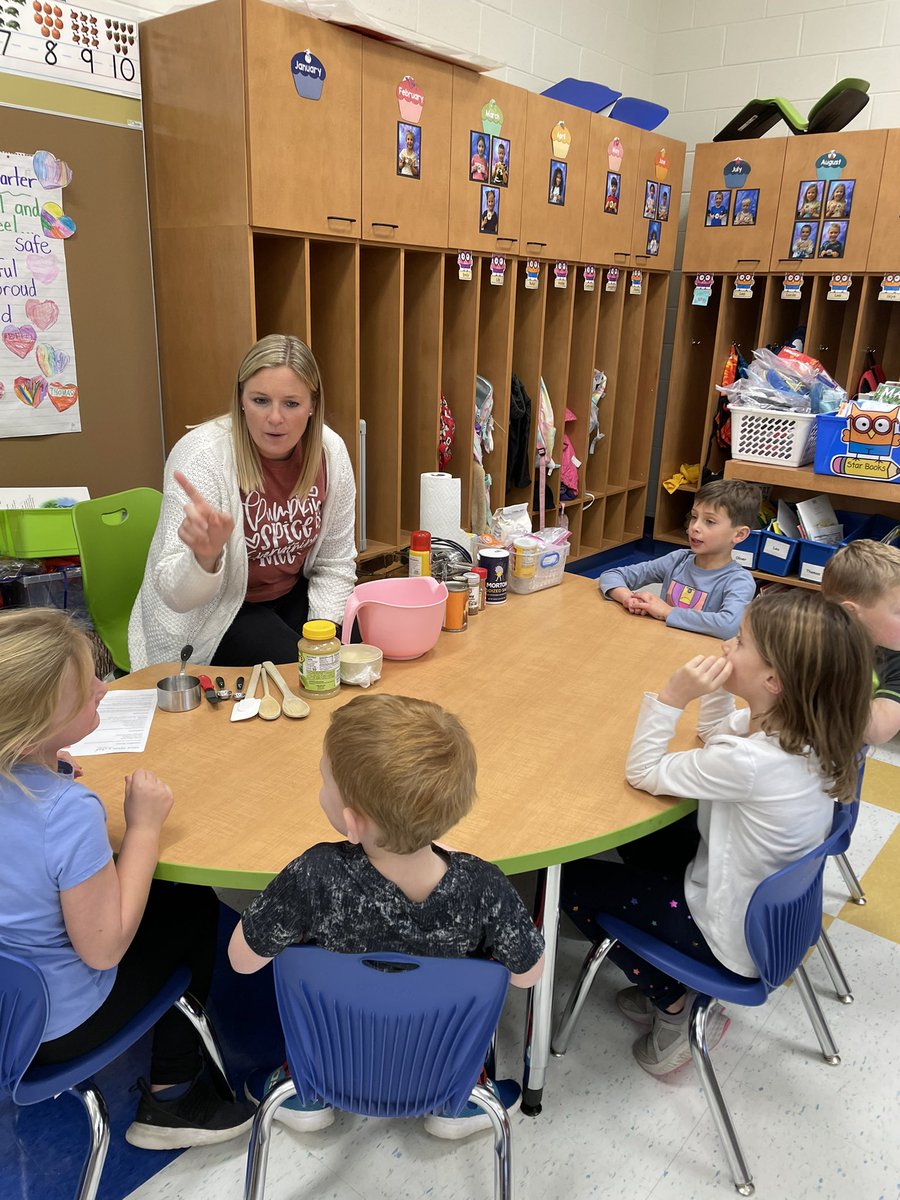 We measured and mixed to make breads today! Thank you to our parent volunteers for helping us continue this wonderful tradition! We sure are thankful! 💛
