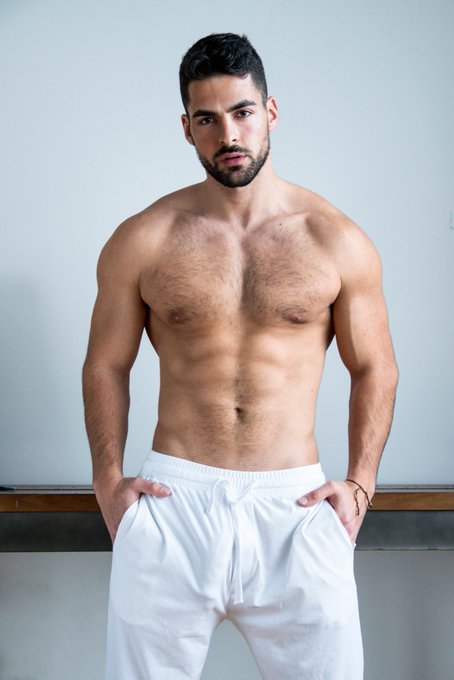 Retweet if you love white pants ? 😏👑 https://t.co/xg05cwKeGm https://t.co/hcm67GOL95