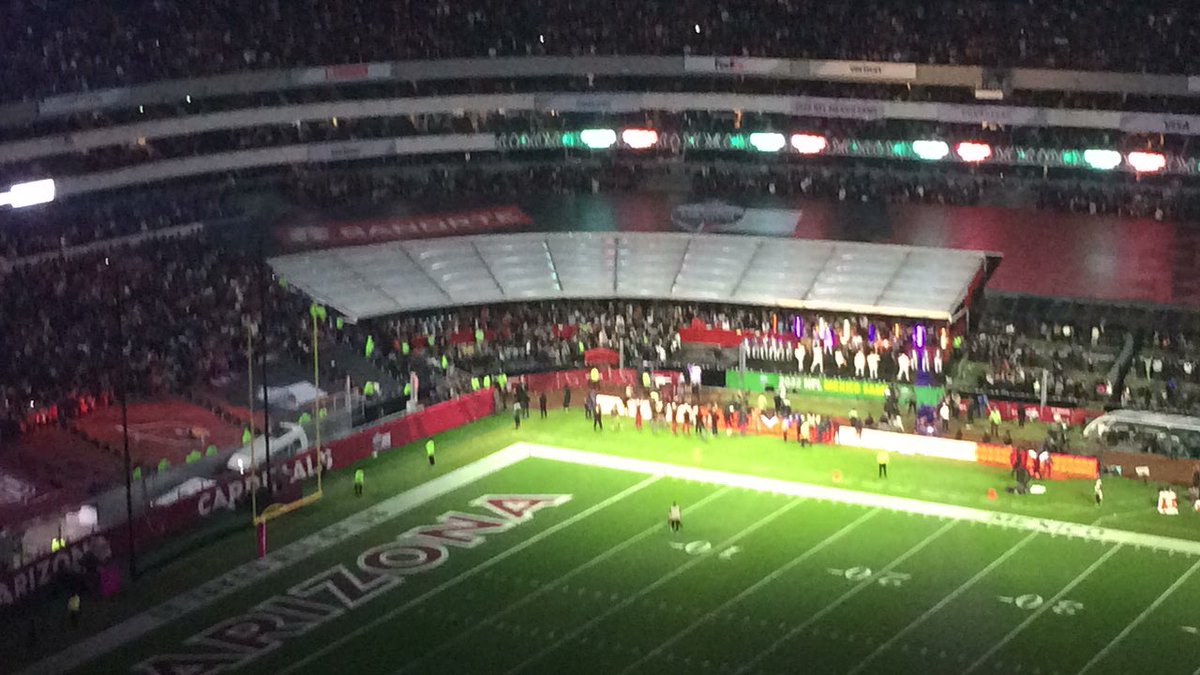 pausa2minutos's tweet photo. Abucheo generalizado a Grupo Firme en el show de medio tiempo.
#NFLMexicoGame #SFvsAZ #NFLmx https://t.co/kvWnWxXY4t