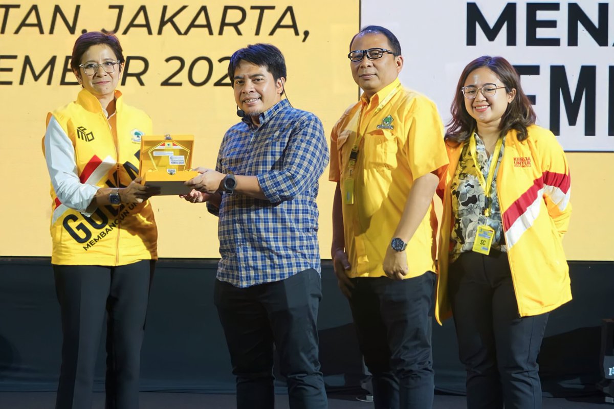 golkar_id's tweet photo. Pagi Tweets✨
Lihat yuk! Beberapa foto saat rangkaian acara pembukaan Rakornas II Tahun 2022 Bidang Media dan Penggalangan Opini (MPO) Dewan Pimpinan Pusat (DPP) Partai Golkar, di Hotel Sultan, Jakarta, Senin (21/11)🤩
Sampai jumpa lagi hari ini ya!💛
#GolkarIndonesia #MPOGO https://t.co/KVJR8koFu6