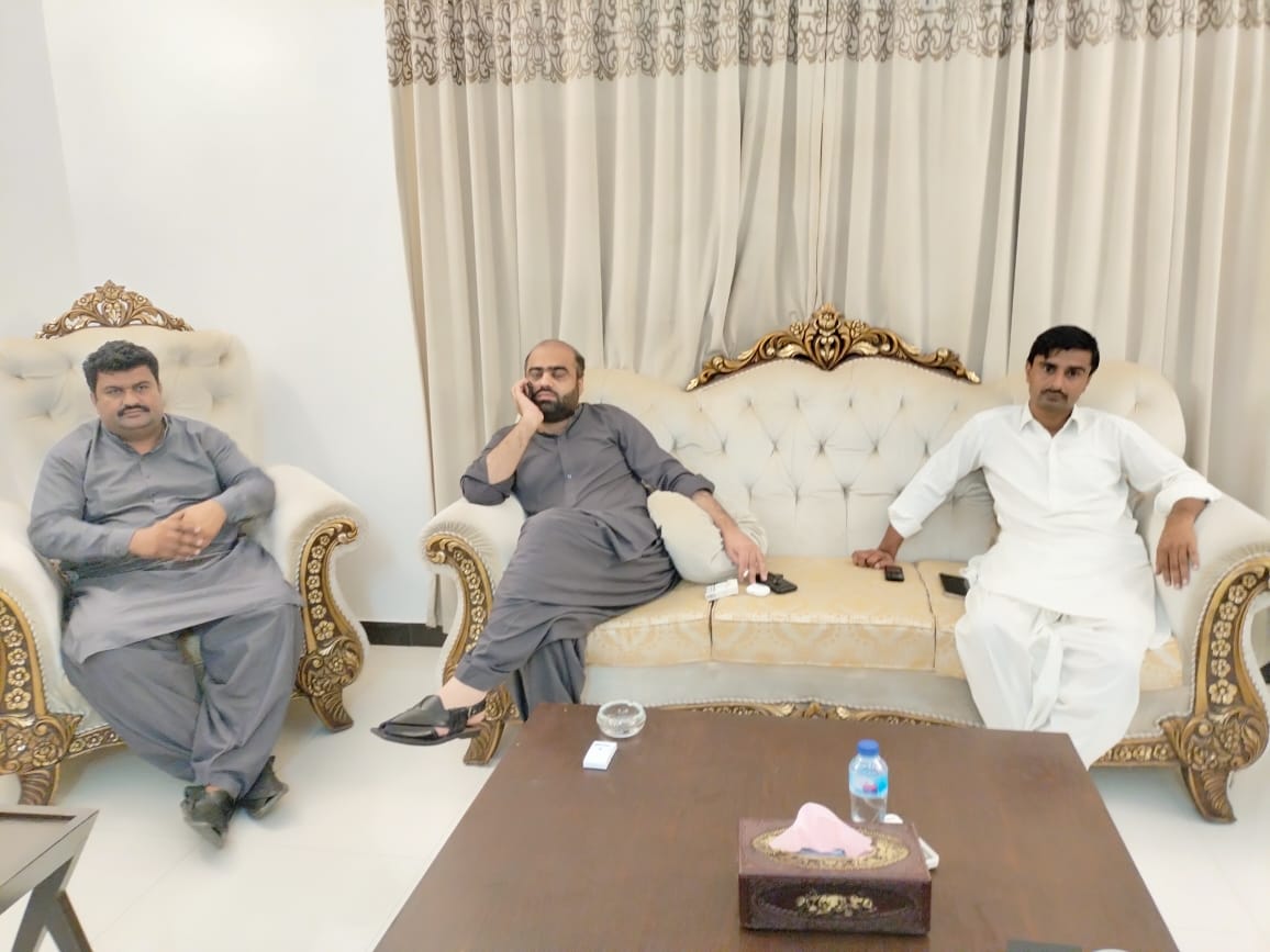 AhmeedJanjhi's tweet photo. وزيراعلي سنڌ جي معاون خصوصي Honourable ليڊر ارباب لطف اللہ صاحب سان ضلعي ڪائونسلر قابل احترام سردار  ارباب اياز احمد راھمون صاحب جي ملاقات ارباب لطف اللہ ھائوس ڪراچي ۾ سياسي صورتحال تي ڳالھ ٻول ڪئي ويئي ساڻس گڏ ڀاء سھراب خان راھمون صاحب موجود ھئا

@arbab_lutfullah @ArbabAiaz https://t.co/nbsrDMMN2B
