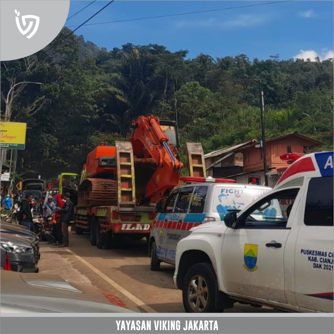 Informasi terkini di lokasi bencana gempa bumi. 

Alat berat sedang mengevakuasi material longsor. 
Akses jalan dari arah puncak tertutup. 

📍Cijedil, Cugenang Kabupaten Cianjur Jawa Barat