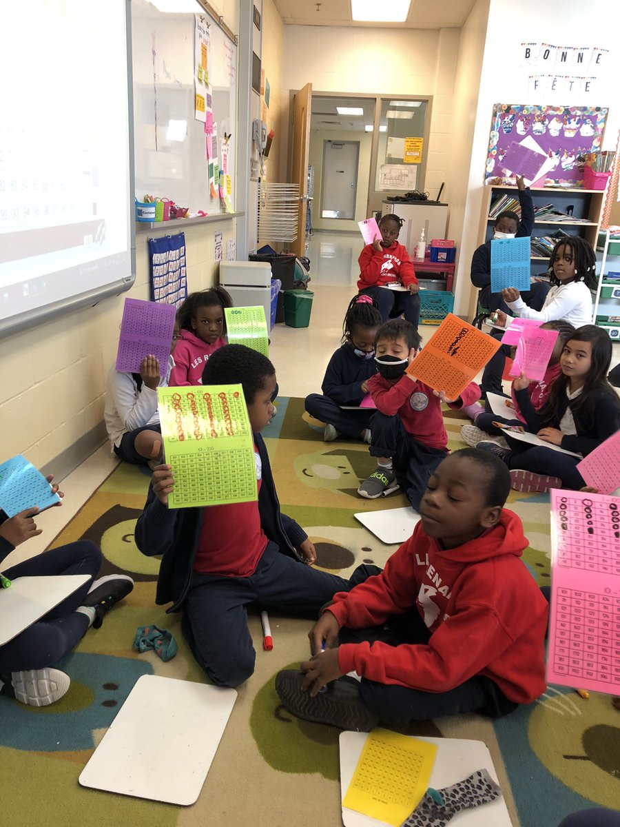 classemmenadine's tweet photo. Après un bavardage mathématique avec notre partenaire, nous avons représenté des suites numériques sur des grilles de nombres ! #2eannee #53ejour #numeratie #maths #mathematiques #suites #suitesnumeriques #grillede100 #grilledenombres #bavardagemaths #jasettemaths https://t.co/Jcp43SPjQ8