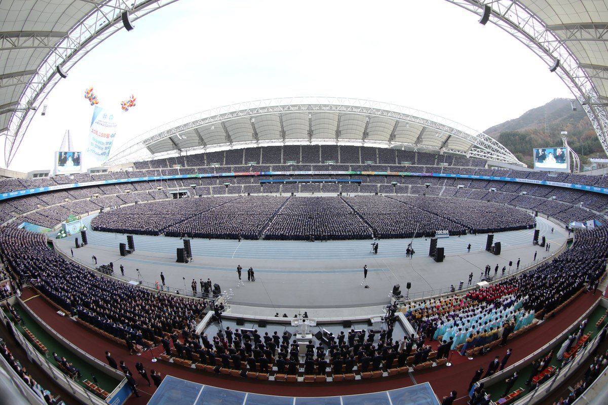 📷 사진으로 보는 10만 수료식 ✨

단 1년 만에 1️⃣0️⃣6️⃣1️⃣8️⃣6️⃣명 수료🎓

#신천지예수교회 #10만수료식_개최 #세계최대규모 #단1년만에 #수료생106186명 #전세계_수료생배출 #월드클래스 #질서정연 #안전제일 #시온기독교선교센터 #말씀 #인정 #전세계에서몰려옴 #졸업 #대구 #상생 #지역경제_활성화