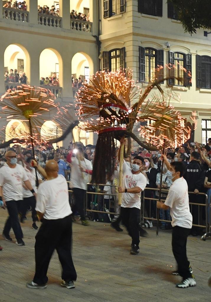 AlbumGba's tweet photo. Fire dragon dance performed in #HongKong, which is a century-old traditional event that has been inscribed onto the Third National List of Intangible Cultural Heritage. #culture #PaceinGBA https://t.co/8mCtusis2S