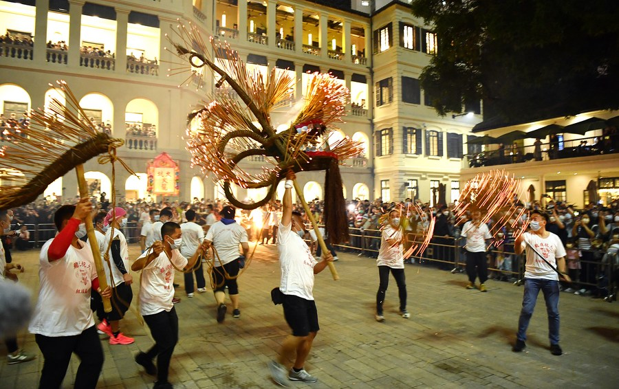 AlbumGba's tweet photo. Fire dragon dance performed in #HongKong, which is a century-old traditional event that has been inscribed onto the Third National List of Intangible Cultural Heritage. #culture #PaceinGBA https://t.co/8mCtusis2S