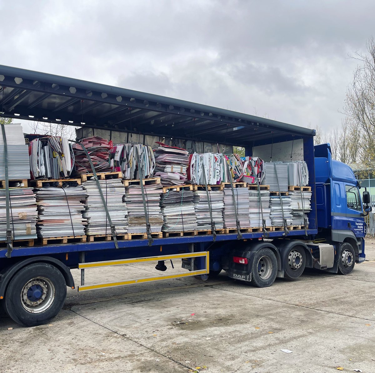 KremerSignsUK's tweet photo. Another lorry full of end of life boards that have been collected from board erectors across the country for recycling! ♻️
Join the green team today! 🌱
📞 01635 550022
📧 sales@kremersigns.co.uk
🖥️ https://t.co/hgykYu9own
#KremerBoards #ForSaleBoards #ECOBoards #Eco #Green https://t.co/Pz9vSTa424