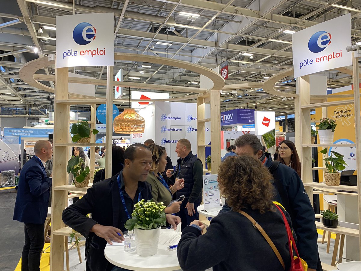 #SMCL2022 🚀 Le <a href="/salondesmaires/">Salon des Maires et des Collectivités</a> commence ! 
Retrouvez-nous sur le stand F12.6 📍

Nous vous donnons RDV à 14h15 dans l’espace « Territoire employeur » pour la conférence « Développez l’attractivité de votre territoire avec Pôle #emploi » 🎙️ 
#TousMobilisés #recrutement