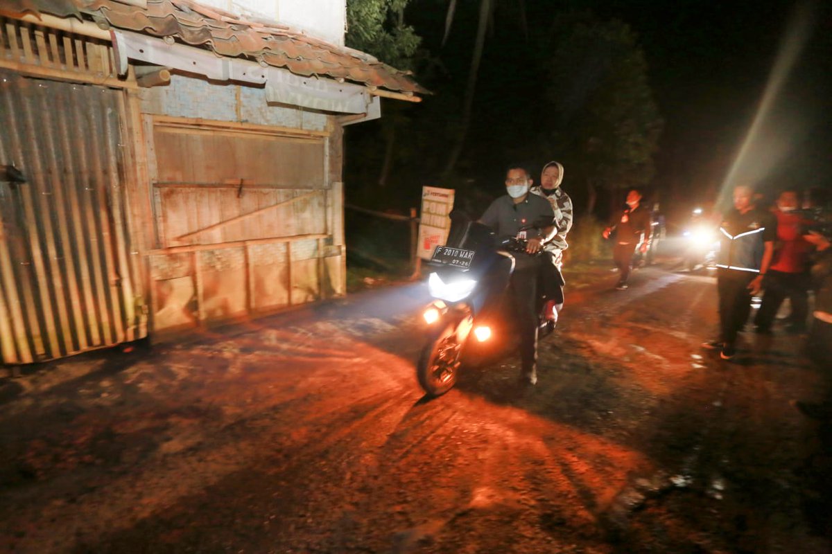 JhonSitorus_18's tweet photo. Jika pak Bas membersihkan akses mobilisasi

Bu Risma, Menteri @KemensosRI yang tidak kenal LELAH utk memastikan pasokan kebutuhan utk saudara2 di Cianjur

Tadi malam, beliau turun langsung mengontrol kebutuhan logistik, tenda, makanan siap saji, obat2, sanitasi dll

#KerjaNyata https://t.co/096NL4zZhU