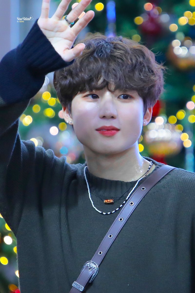 Starshine_GNU's tweet photo. 211117 팬사인회 
어느 것이 진짜 별일까요? 🌟

#GEONU #건우 #JUSTB #저스트비
@geonu___ @JUSTB_twt https://t.co/9DAo6g16E1