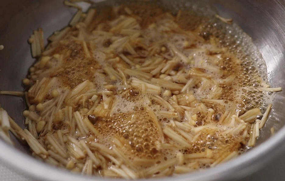 最高に安くて簡単で旨い！えのきと卵だけで作れる玉子丼。