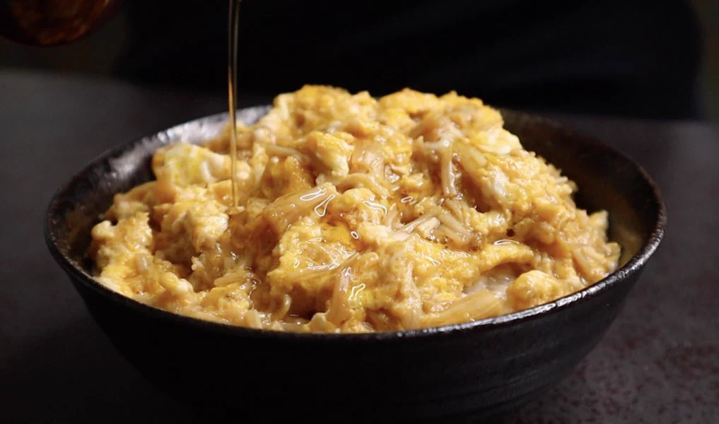最高に安くて簡単で旨い！えのきと卵だけで作れる玉子丼。