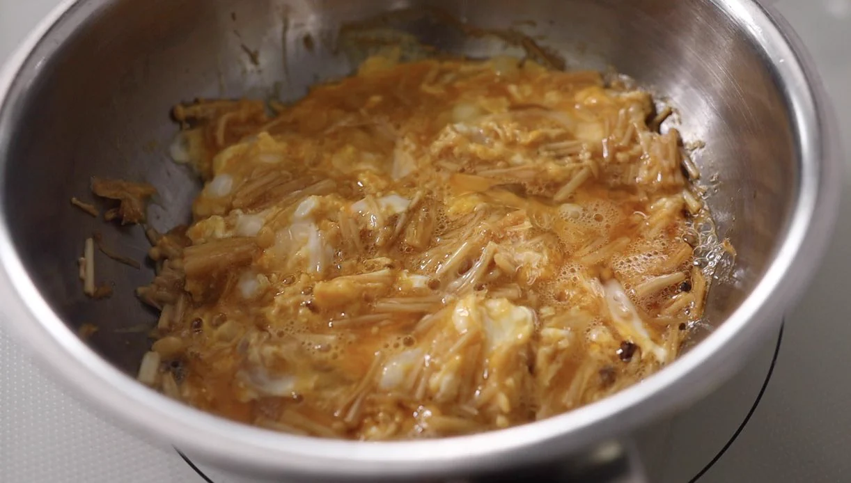 最高に安くて簡単で旨い！えのきと卵だけで作れる玉子丼。