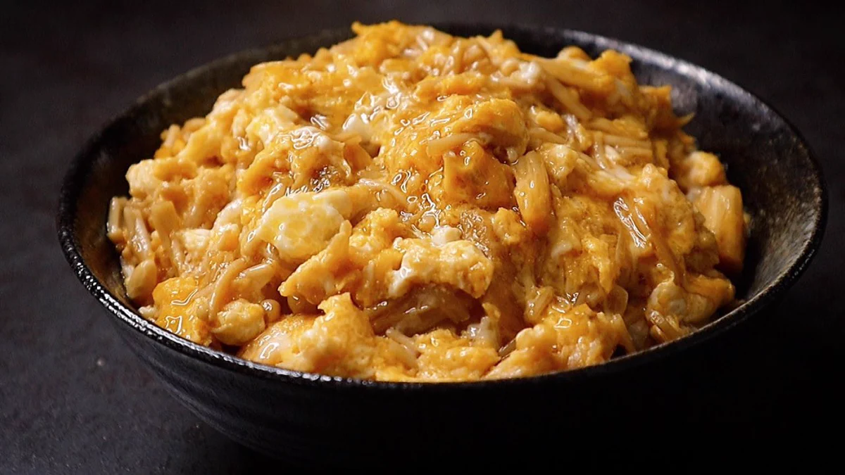 最高に安くて簡単で旨い！えのきと卵だけで作れる玉子丼。