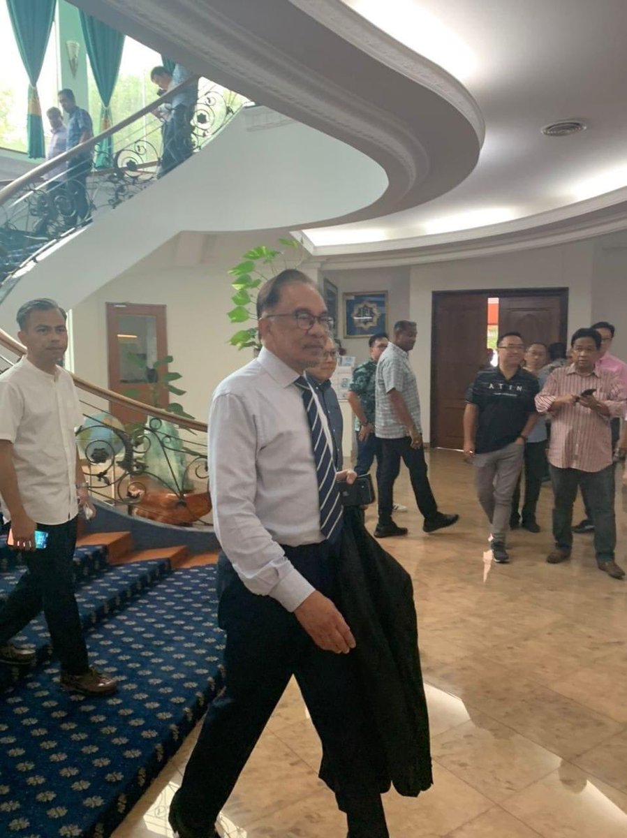 lady_bugg11's tweet photo. Several political leaders, including Dato Seri Anwar Ibrahim will be meeting the Yang di-Pertuan Agong at around 4.30 pm. He left his office in Bukit Gasing about 20 minutes ago after a meeting with Harapan MP https://t.co/PrjTeP3gxa