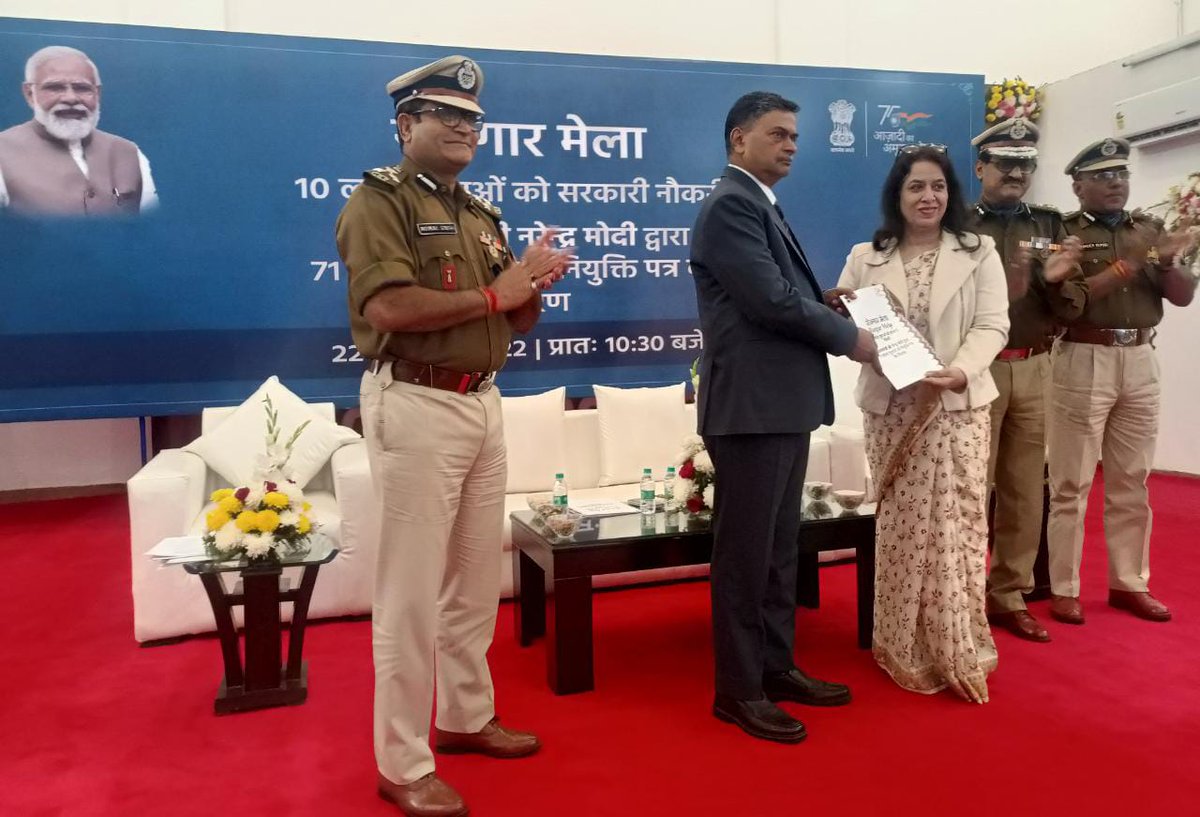 MinOfPower's tweet photo. Union Minister for Power &amp;NRE Shri @RajKSinghIndia addressed the second edition of the #RozgarMela led by the Hon’ble Prime Minister Shri @narendramodi
@PMOIndia @mygovindia @DoPTGoI @PIBHomeAffairs https://t.co/H0Q6TKn6ER