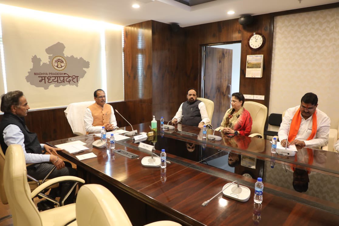 आज मंत्रालय में माननीय मुख्यमंत्री श्री <a href="/ChouhanShivraj/">Shivraj Singh Chouhan</a> जी की अध्यक्षता में विभिन्न सरकारी विभागों की एक लाख पदों को भरने के संबंध में आयोजित महत्वपूर्ण बैठक में कैबिनेट के साथी मंत्रीगणों एवं वरिष्ठ अधिकारियों की उपस्थिति में शामिल हुई।
<a href="/BJP4MP/">BJP Madhya Pradesh</a>