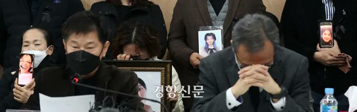 piropiroriyusa's tweet photo. 이태원참사 희생자 유가족 발언들... 눈물이 터지고 마음이 미어진다. 분노가 차오른다.

희생자 이민아씨의 아버지 이종관씨는 “참사에 고인의 명복을 빌며 슬퍼해 준 여러분께 감사하다. 저희딸은 방송통신대학 컴퓨터학과에 재학하며,낮에는 직장생활을 하던 평범한 딸이었다”며 발언을 시작했다. https://t.co/DiPjIGJDS2