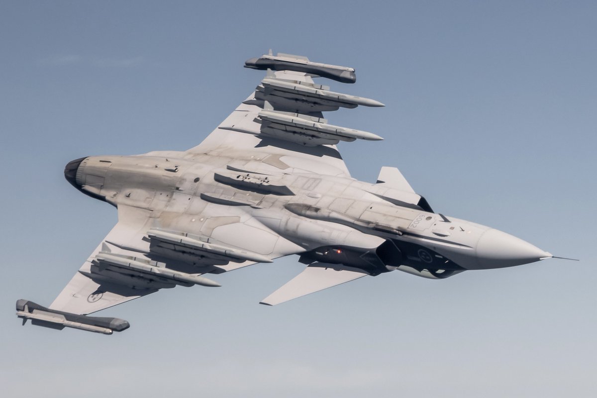 Fighterman_FFRC's tweet image. Gripen E carrying 4x Meteor BVRAAM

Quite some BVR fire power for such a small airframe
