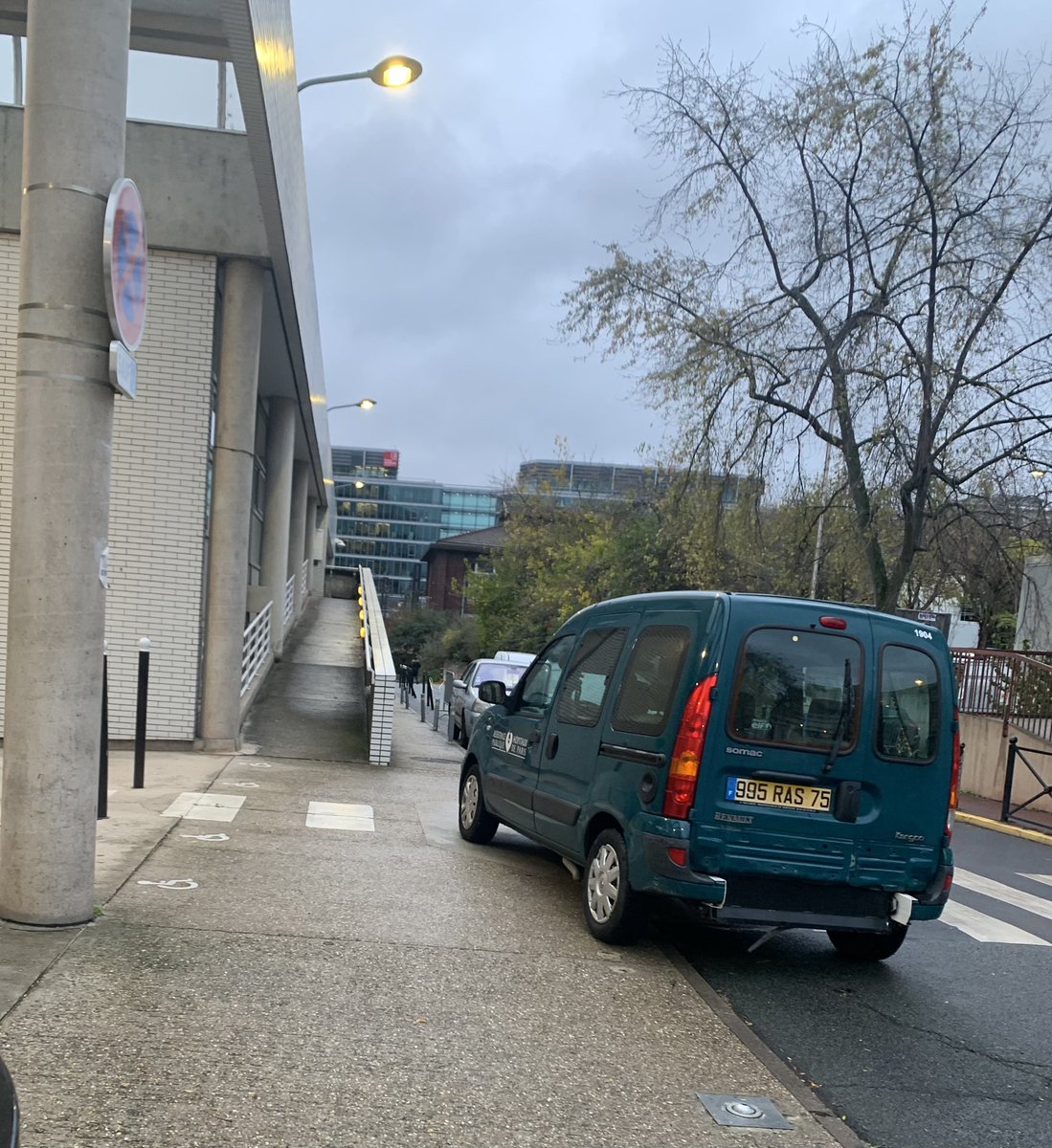 Champion du monde « RAS » (Rien à Secouer de bloquer le passage piéton et 2 places #pmr ) <a href="/APHP/">Assistance Publique – Hôpitaux de Paris (AP-HP)</a>  transports dans l’ <a href="/HopPitieSalpe/">Hôpital Pitié-Salpêtrière AP-HP</a> quelle est l’urgence ce n’est pas un #smur ! Respect svp 🥲😉😙🤪😟😫<a href="/nicolasrevel/">Nicolas Revel</a> <a href="/AccessibleTOUS/">♿ Accessible POUR TOUS ♿</a> <a href="/AssoAPHPP/">Association APHPP</a> @CitoyenReduite <a href="/CNCPH_fr/">CNCPH</a>