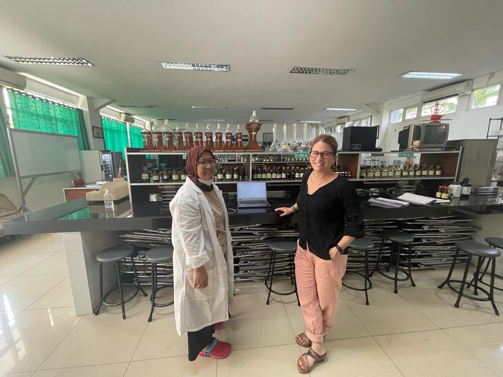 vogel_erin's tweet photo. What a great day working with @primateeats in the @UNAS1949 chemistry lab with my amazing colleagues Achi and Shaniya @shnysss - we are planning big things for the future @RutgersU ! So privileged to work with such inspiring women! ❤️🇮🇩🥼👩‍🔬🧪 https://t.co/1w2uACzJzX