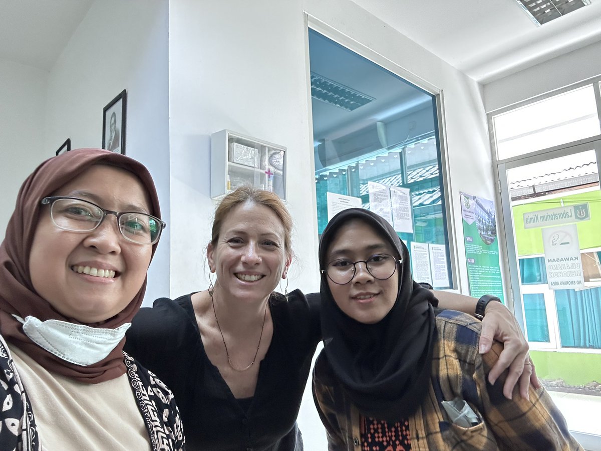 vogel_erin's tweet photo. What a great day working with @primateeats in the @UNAS1949 chemistry lab with my amazing colleagues Achi and Shaniya @shnysss - we are planning big things for the future @RutgersU ! So privileged to work with such inspiring women! ❤️🇮🇩🥼👩‍🔬🧪 https://t.co/1w2uACzJzX