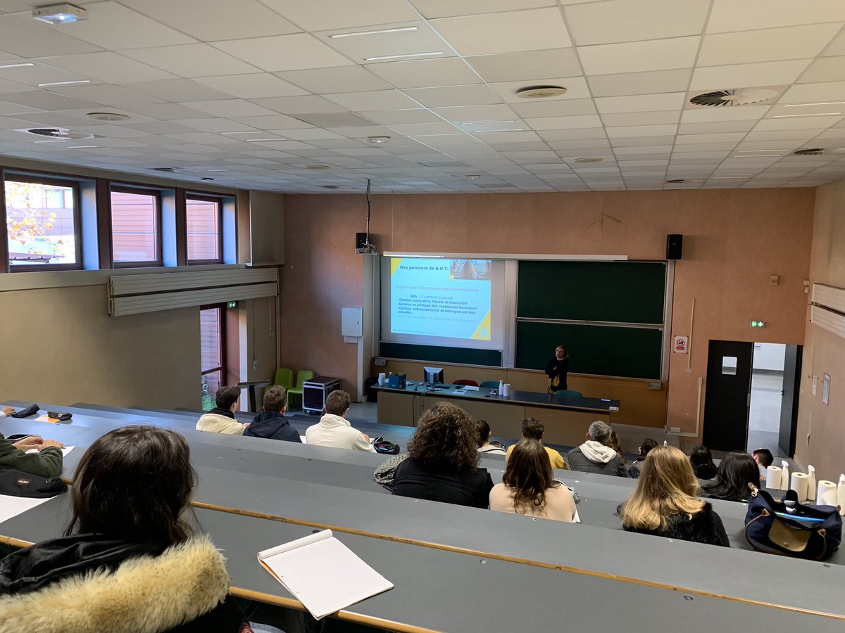 #couralafac l’IUT se présente et informe les lycéens sur les spécialités de BUT et l’approche pédagogique en IUT. Des cours dans les 4 départements sont également accessibles !