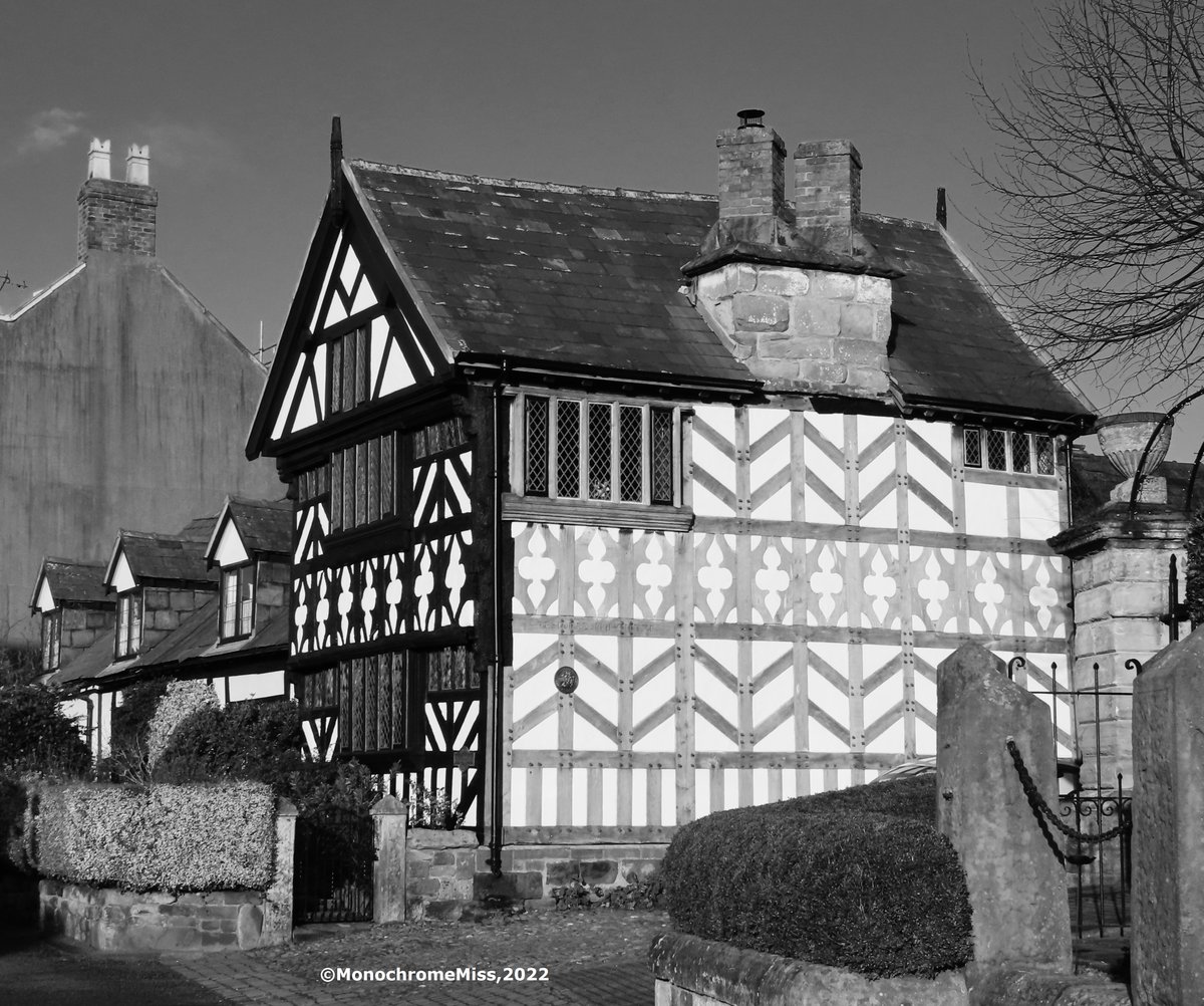 Timber Framed Building in the Sunshine, 2022.
#Monochrome #bnwphotography #blackandwhitephoto #photographylovers #architecturephotography #timberframed #medieval #buildings #Cheshire #PositiveVibes