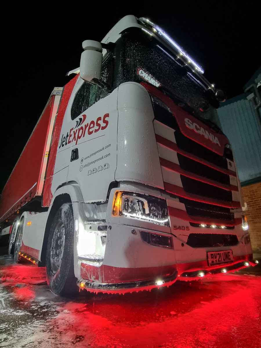 When it’s dark by 4:30 but your vehicle still needs washing 🙄😂 #DarkEvenings #Winter #DaylightSavings #RollOnSummer #Scania #TimeCriticalLogistics #UKTimeCriticalDeliveries #SameDayDelivery #NextDayDelivery