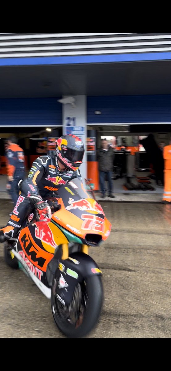 AlbertArenas75's tweet photo. Días productivos en Jerez con el nuevo equipo y la nueva moto 💪🏼 Nos vemos el año que viene, ahora a cargar pilas🔥🚀 #AA75 @RedBull_KTM_Ajo https://t.co/bzsONUWXIU