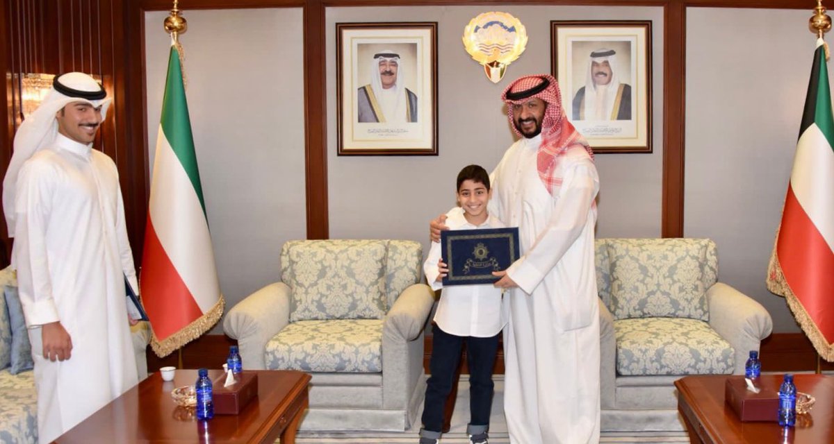 Sabrnews's tweet photo. وزير الداخلية يكرم المواطنين اللذين شاركا في إلقاء القبض على مقيم من جنسية آسيوية يقوم بترويج المواد المخدرة في إحدى المناطق السكنية. https://t.co/K4KlKy8kZh