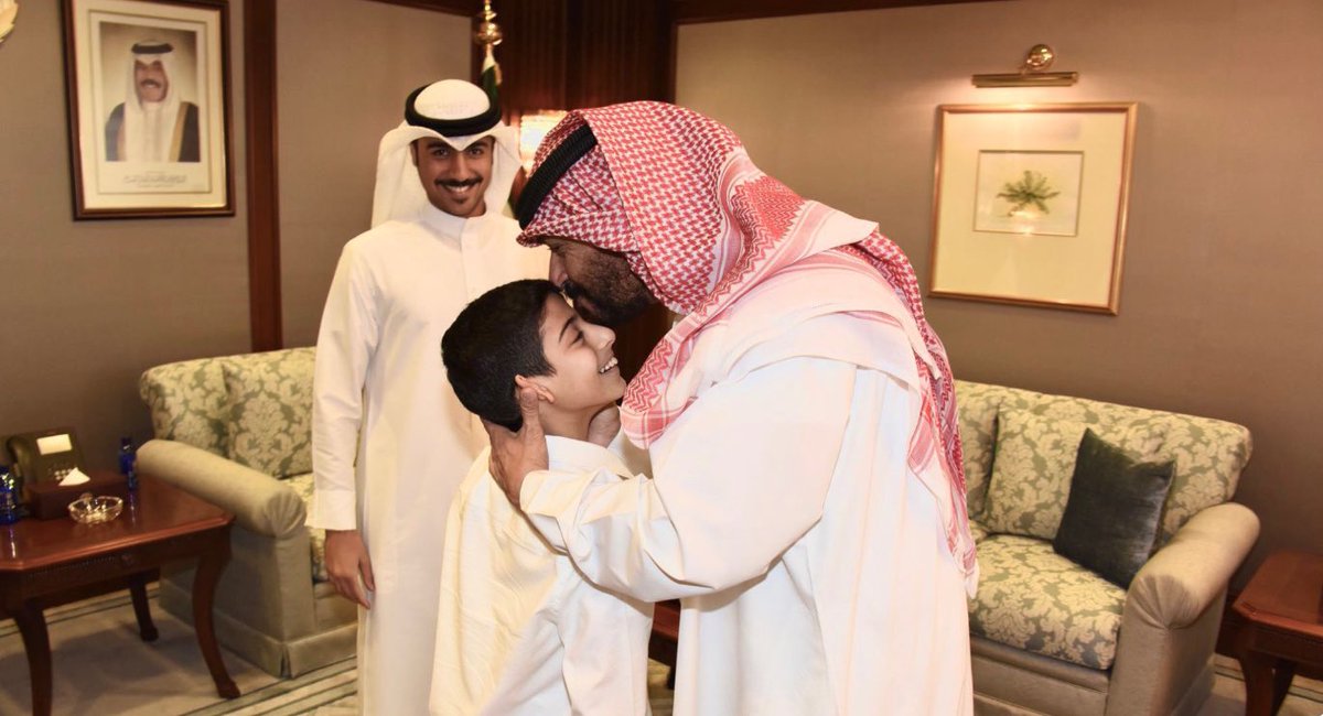 Sabrnews's tweet photo. وزير الداخلية يكرم المواطنين اللذين شاركا في إلقاء القبض على مقيم من جنسية آسيوية يقوم بترويج المواد المخدرة في إحدى المناطق السكنية. https://t.co/K4KlKy8kZh