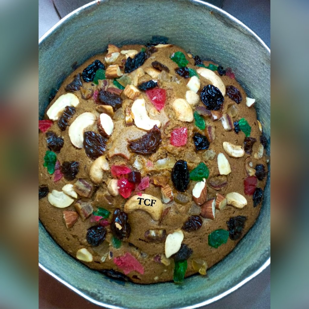 Good morning🤗. It's a beautiful morning to order a fruit cake from TheCraveFactory. Satisfy your cravings and make your taste buds happy😁.  

You can send a DM or call 07069185948 to place an order.