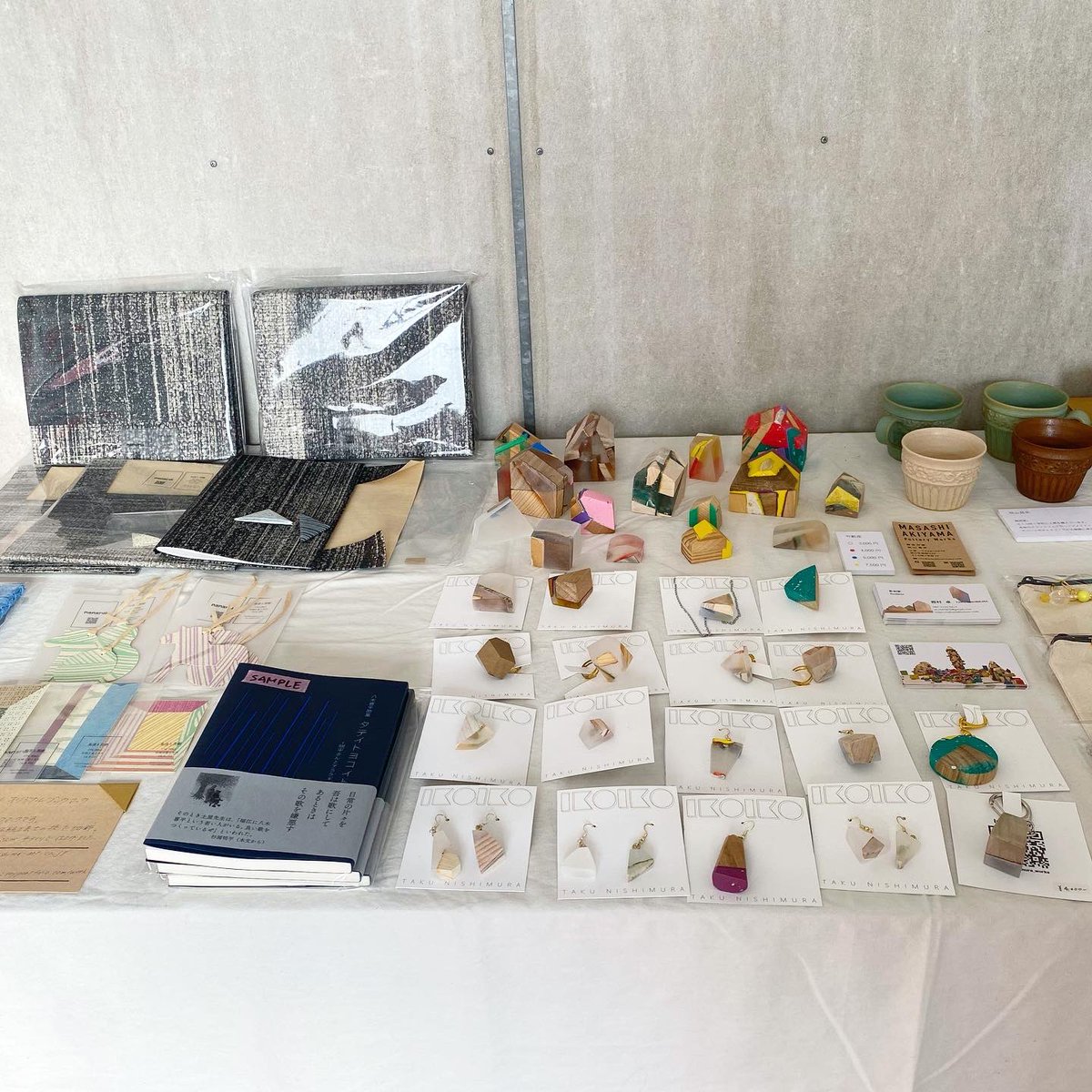 #原泉アートデイズ！の開催は残すところ11/24-27の4日間となりました。
アート作品だけでなく、受付会場のART STORE 813では、アーティストグッズやここでしか手に入らないオリジナル商品、HAPに関わる作家たちの商品などもございます。
ぜひ、原泉アートデイズ！ご来場の記念にお立ち寄りください✨