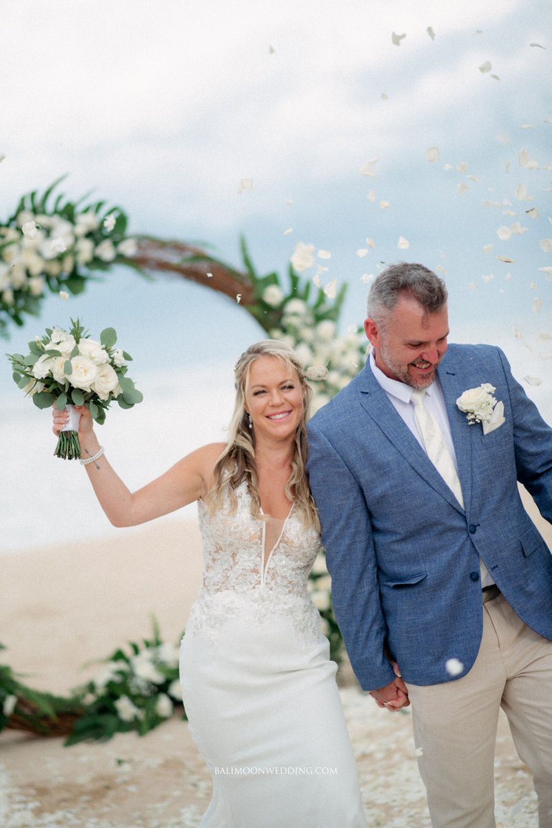 balimoonwedding's tweet photo. Nusa Dua Beach elopement of Daniel &amp; Jamie 💕 💕 💕 

Wedding decor.

📸 @sriwijayastory
🌷 @mystyleweddingdecoration
💄 @susan_muabali
🗺️ @nusaduabeachhotelandspa https://t.co/rpELMQRBWw