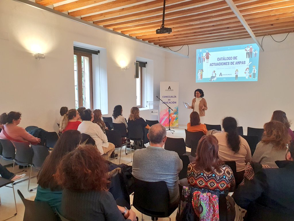 AytoAlcalaH's tweet photo. 📚 La teniente de alcalde y concejala de @AHEducacion, @diana_diaz_pozo, participa en la presentación del catálogo de actuaciones de las AMPAS, que recoge los proyectos que realizaron en el curso 21-22 https://t.co/7K3rEZpqu1