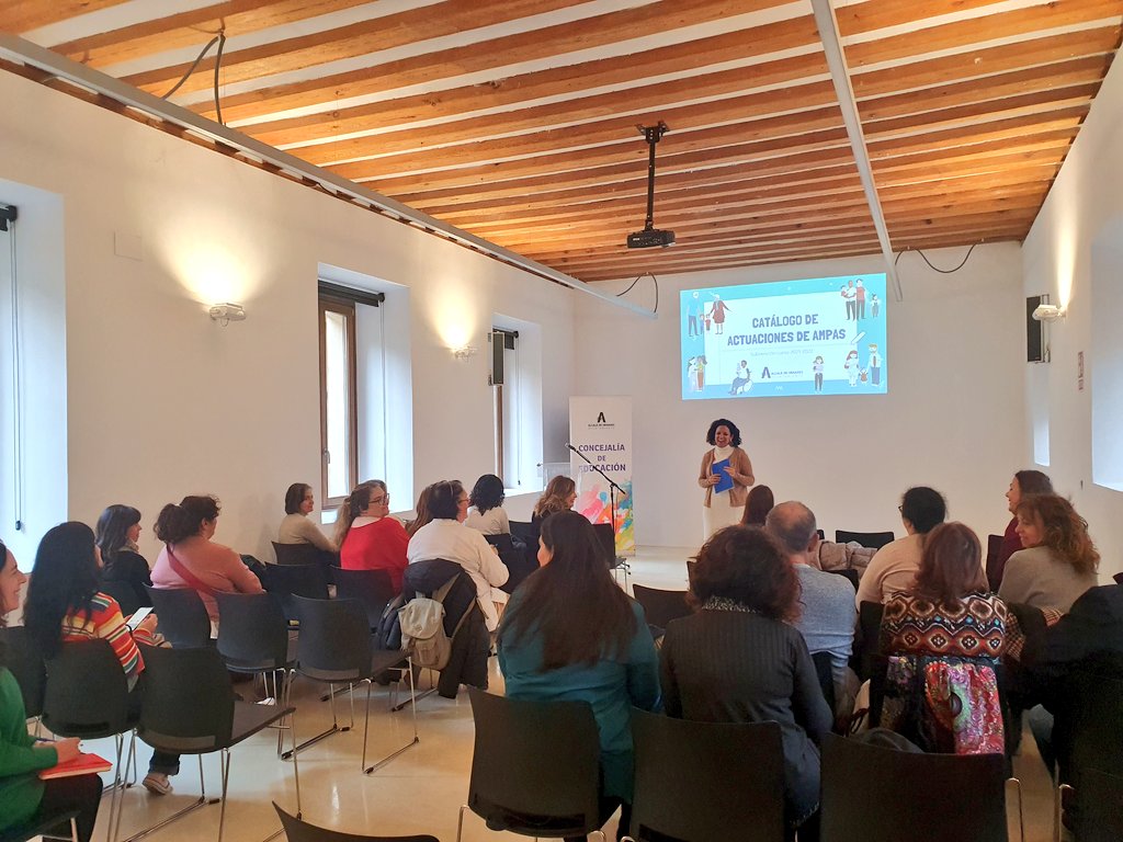 AytoAlcalaH's tweet photo. 📚 La teniente de alcalde y concejala de @AHEducacion, @diana_diaz_pozo, participa en la presentación del catálogo de actuaciones de las AMPAS, que recoge los proyectos que realizaron en el curso 21-22 https://t.co/7K3rEZpqu1
