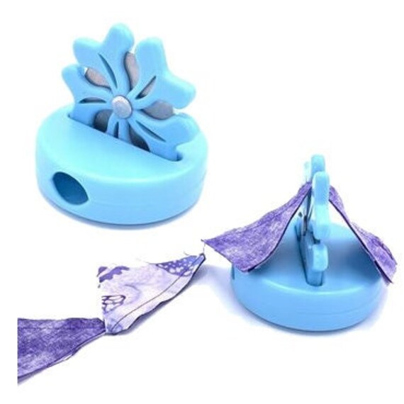 QuiltinaDayShop's tweet image. Bladesaver and Thread Cutter for 45mm Rotary etsy.me/3gkE3gx #bladesaver #rotarybladecutter #threadcutter #cutsthread #scissors @etsymktgtool