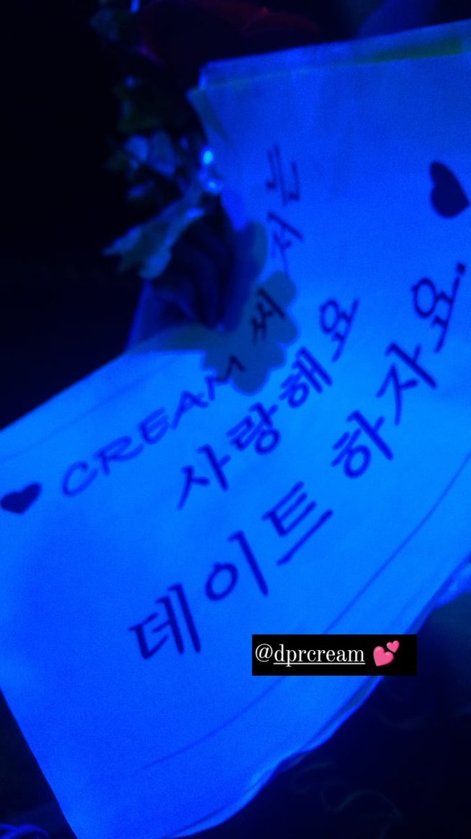 miss_jacqxxline's tweet photo. @dprperu_ No es una imagen icónica, pero en el Q&A yo quería que @_DPRCREAM vea mi cartel, y cuando lo vio estaba alreves y el lo señaló y se empezó a reír csmmmmm 😭😭😭😭😭😭😭😭 https://t.co/6ups1cKNrc