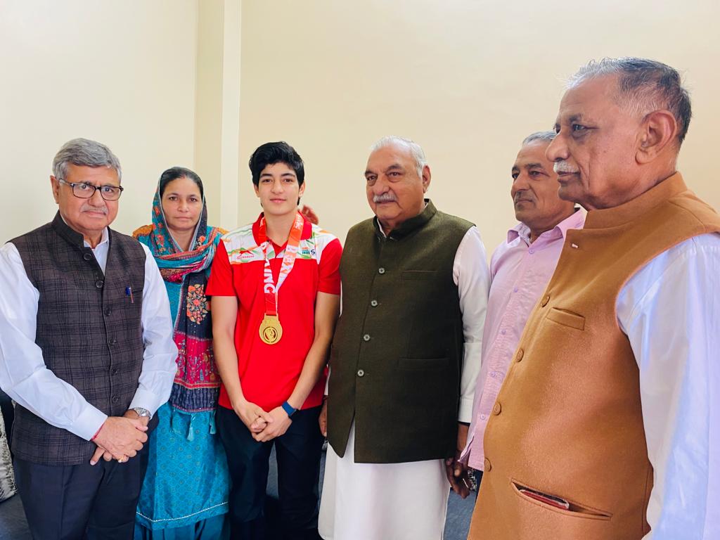 BBBatra's tweet photo. आज रोहतक में एशियन बॉक्सिंग चैंपियनशिप में स्वर्ण पदक जीत कर देश-प्रदेश का नाम रोशन करने वाली बेटी परवीन को सम्मानित किया और शानदार जीत की बधाई दी !! https://t.co/pyRcsqYNHh