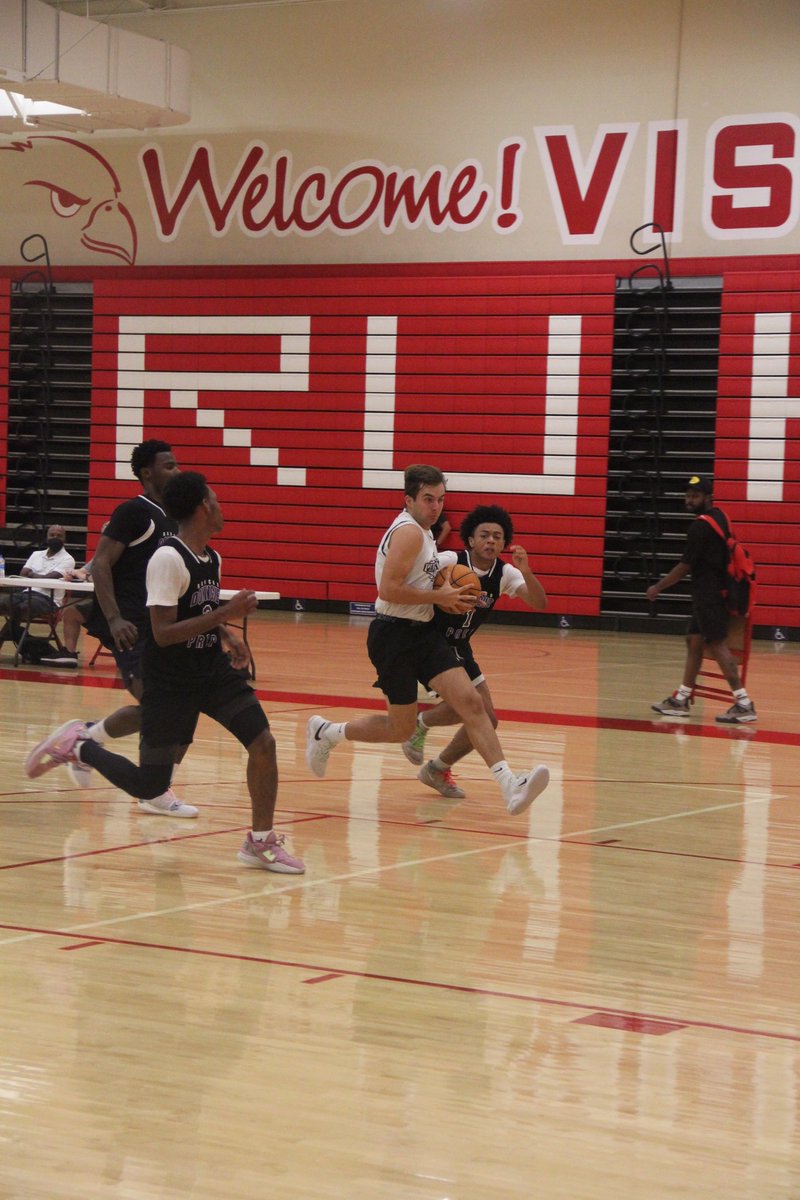 PeninsulaBoys's tweet photo. Driving into #FeastWeek ready to play 🏀🏀 at Foothill High School (Tustin) 

Mon vs  Vista 6pm
Tues vs Portola 4:30pm
Wed vs Capo 1pm

At Marina HS
Sat vs. Independence 3pm https://t.co/MoH3LtoqwU