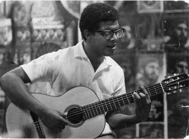 petroespueblo's tweet photo. Cantamos con sus canciones y nos llenó el corazón y el alma. Hoy fue llamado a cantar al sublime concierto de la eternidad. Nuestro mensaje de condolencia a su familia y amigos. Descanse en paz Pablo Milanés. https://t.co/K85qxms9Jk